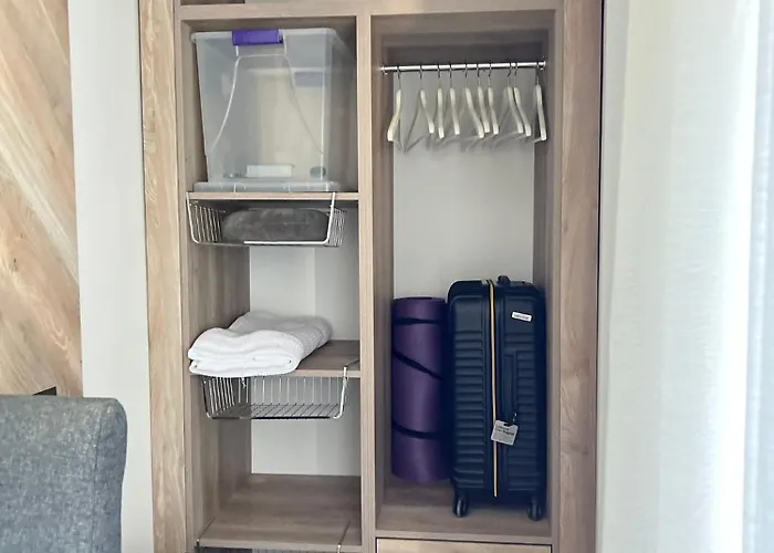 Leos Apart2 סייד