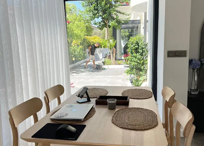 Leos Apart2 * סייד