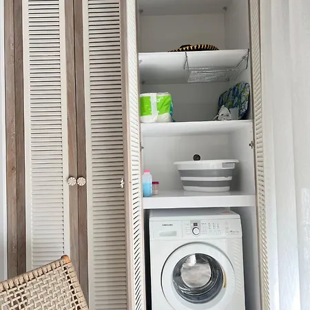 Leos Apart2 * סייד