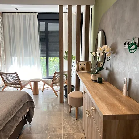 Leos Apart2 * סייד