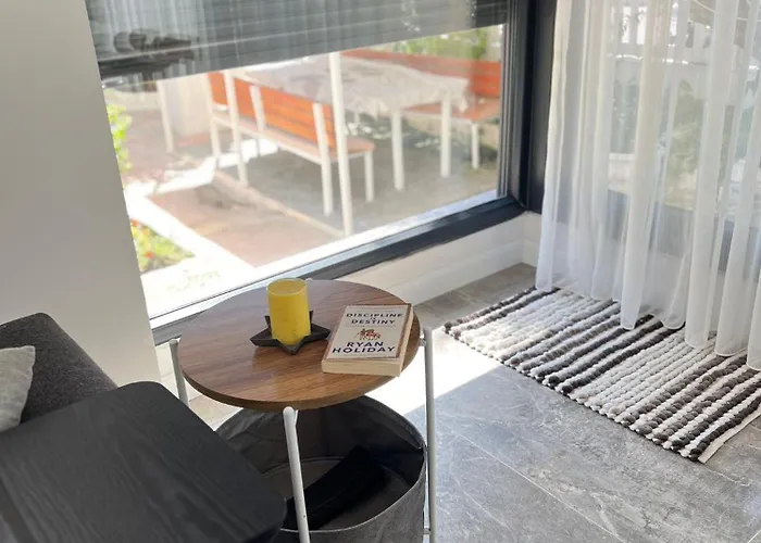 Leos Apart2 * Σιντέ